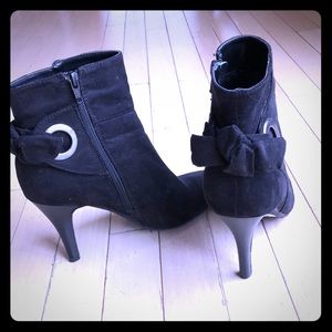 Suede Boots with Bows Design